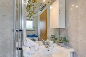 y baño con lavabo y espejo. en Apartment between the vineyard, en Ankaran