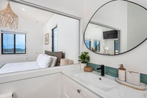 uma casa de banho com um lavatório e um espelho em Sheket em Gold Coast