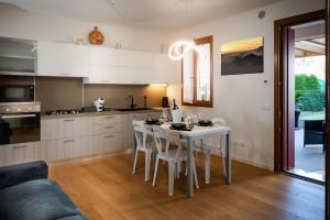 cocina con mesa y sillas en una habitación en Appartamento Cansiglio, en Cappella Maggiore