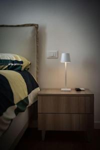 Cappella Maggiore的住宿－Appartamento Cansiglio，一间卧室,配有一张床和床头灯
