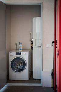 - Lavadora y secadora en una habitación pequeña en Appartamento Cansiglio, en Cappella Maggiore