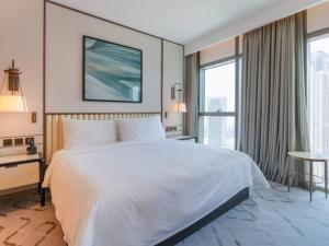 Postel nebo postele na pokoji v ubytování High Floor Stylish 1BR Address Harbour607- Pool - GYM