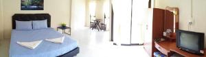 a bedroom with a bed and a television in it at ซิตี้ แม่นชั่น in Ban Ai Dao +3 photos