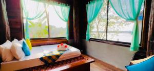 Łóżko lub łóżka w pokoju w obiekcie Mekong Bird Resort & Hotel