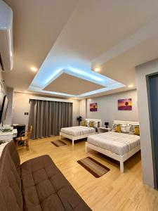 salon z 2 łóżkami i kanapą w obiekcie D' Beach Resort w mieście Puerto Princesa