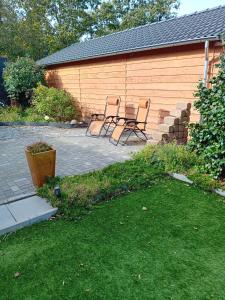 LiesselにあるB&B Typisch Leliesの2脚の椅子が備わるアパートメントです。