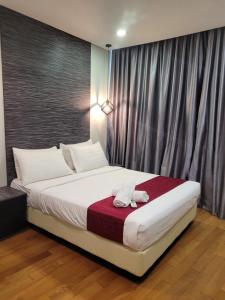 Cama en habitación con ventana grande en Vortex Suites KLCC by Luna, en Kuala Lumpur
