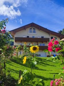ein Haus mit Blumen davor in der Unterkunft Appartement Christine in Brixen im Thale