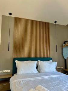 um quarto com uma cama grande e almofadas brancas em 11 Luxury apartments. em Metsovo
