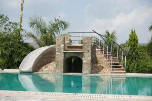 a water slide next to a swimming pool at GREEN VALLEY SARISKA in Tehla