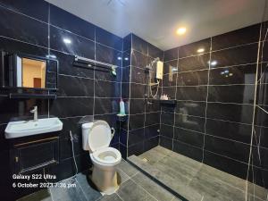 y baño con aseo, lavabo y ducha. en Dream Home (Marina View Villas), en Port Dickson