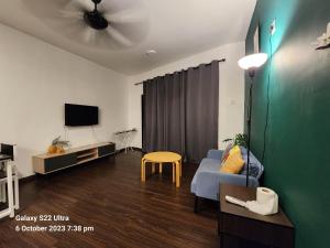 sala de estar con sofá y TV en Dream Home (Marina View Villas), en Port Dickson