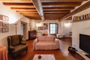 un soggiorno con divano e TV di Capanna a Siena