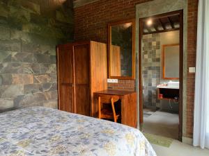 - une chambre avec un lit et une salle de bains pourvue d'un lavabo dans l'établissement Anandinii River Lodge, à Sidemen