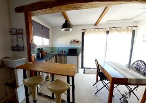 eine Küche mit einem Holztisch und einem Esszimmer in der Unterkunft Les Jasmins in Roquebrune-sur-Argens