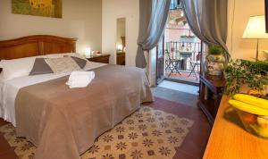 カターニアにあるBruca Houseのベッドルーム1室(ベッド1台付)が備わります。バルコニーの景色を望めます。