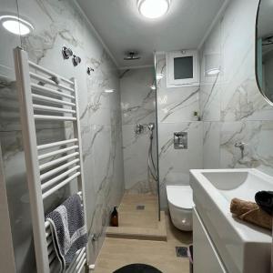 uma casa de banho com um chuveiro, um WC e um lavatório. em K&M 40 ekklision B’ em Drama