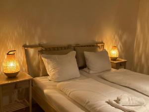 1 dormitorio con 2 camas y 2 lámparas en las mesas en Römerlager en Wasserliesch