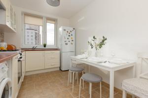Kuchyň nebo kuchyňský kout v ubytování Spacious Apartment Perfect for Families by Renters