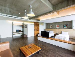 ein großes Schlafzimmer mit einem Bett und einem TV in der Unterkunft El Puerto Hotel in Eluan