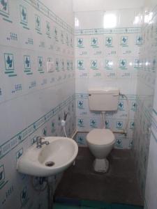 MYSORE MAHALAKSHMI ROOMS في ميسور: حمام مع مرحاض ومغسلة
