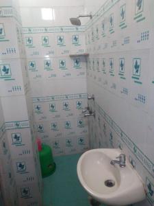 Bilik mandi di MYSORE MAHALAKSHMI ROOMS