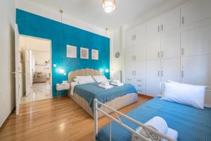 um quarto com uma parede em tons de azul e uma cama em MODERN APARTMENT 200M FROM ACROPOLIS 100Mbps NETFLIX em Atenas