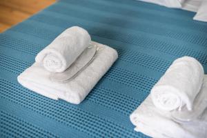 duas toalhas enroladas numa mesa azul em MODERN APARTMENT 200M FROM ACROPOLIS 100Mbps NETFLIX em Atenas