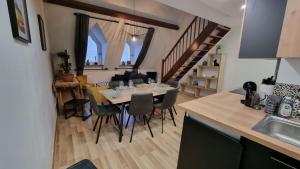 a kitchen and dining room with a table and chairs at Duplex Saint-Pierre - Parking et wifi gratuit in Chartres