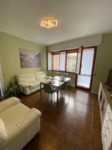 sala de estar con sofá y mesa en Casa Vacanze Dell'Oro (Appartamento & Garage), en Domodossola