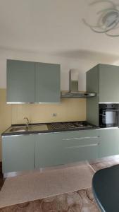 Una cocina o zona de cocina en Casa Vacanze Dell'Oro (Appartamento & Garage)