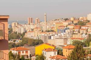 vista su una città con molti edifici di HOME 41 con vista mare a Trieste