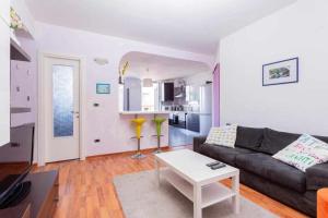 un soggiorno con divano e tavolo di HOME 41 con vista mare a Trieste