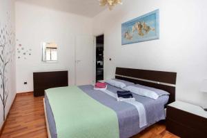 una camera con un grande letto di HOME 41 con vista mare a Trieste