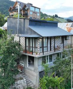 Edificio en el que se encuentra el hostal o pensión