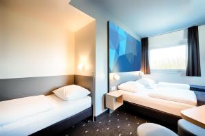 Llit o llits en una habitació de B&B Hotel Stuttgart-Vaihingen