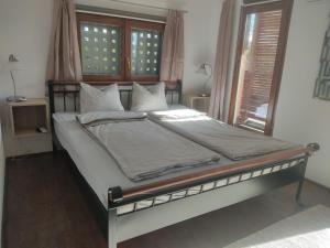 1 dormitorio con 1 cama grande con almohadas blancas en Michael's Nest, en Viena 30 fotos más