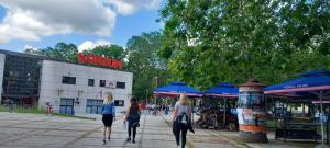 dos mujeres caminando por una calle frente a un mercado en Apartment YANNA comfort, free parking, en Osijek
