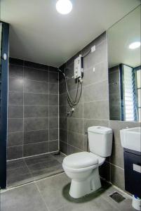 ein Bad mit einem WC und einem Waschbecken in der Unterkunft Bathtub Soho, Forest View Empire Damansara in Petaling Jaya