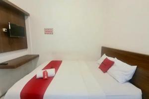 Postel nebo postele na pokoji v ubytování RedDoorz near Universitas PGRI Kanjuruhan