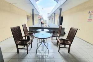 a room with a table and chairs in a building at RedDoorz near Universitas PGRI Kanjuruhan in Gadang