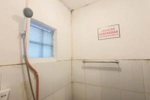 Koupelna v ubytování RedDoorz near Universitas PGRI Kanjuruhan