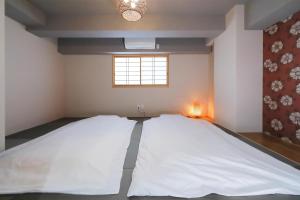 大阪市にあるHOTALU Universal Vacation - Kanの窓付きの客室で、白い大型ベッド1台が備わります。