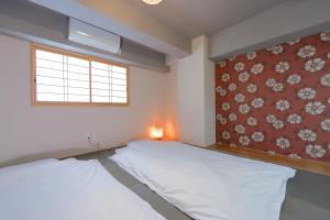 大阪市にあるHOTALU Universal Vacation - Kanのベッドルーム1室(ベッド2台、窓付)