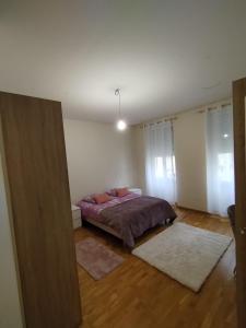 ein Schlafzimmer mit einem Bett in der Mitte in der Unterkunft Appartement familial, calme et spacieux in Straßburg