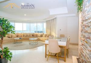 Posezení v ubytování New Arabian Trident Waterfront 3 BR plus maid