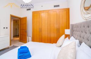Postel nebo postele na pokoji v ubytování New Arabian Trident Waterfront 3 BR plus maid