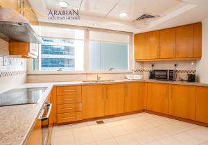 Kuchyň nebo kuchyňský kout v ubytování New Arabian Trident Waterfront 3 BR plus maid