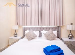 Postel nebo postele na pokoji v ubytování New Arabian Trident Waterfront 3 BR plus maid