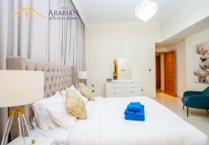 Postel nebo postele na pokoji v ubytování New Arabian Trident Waterfront 3 BR plus maid